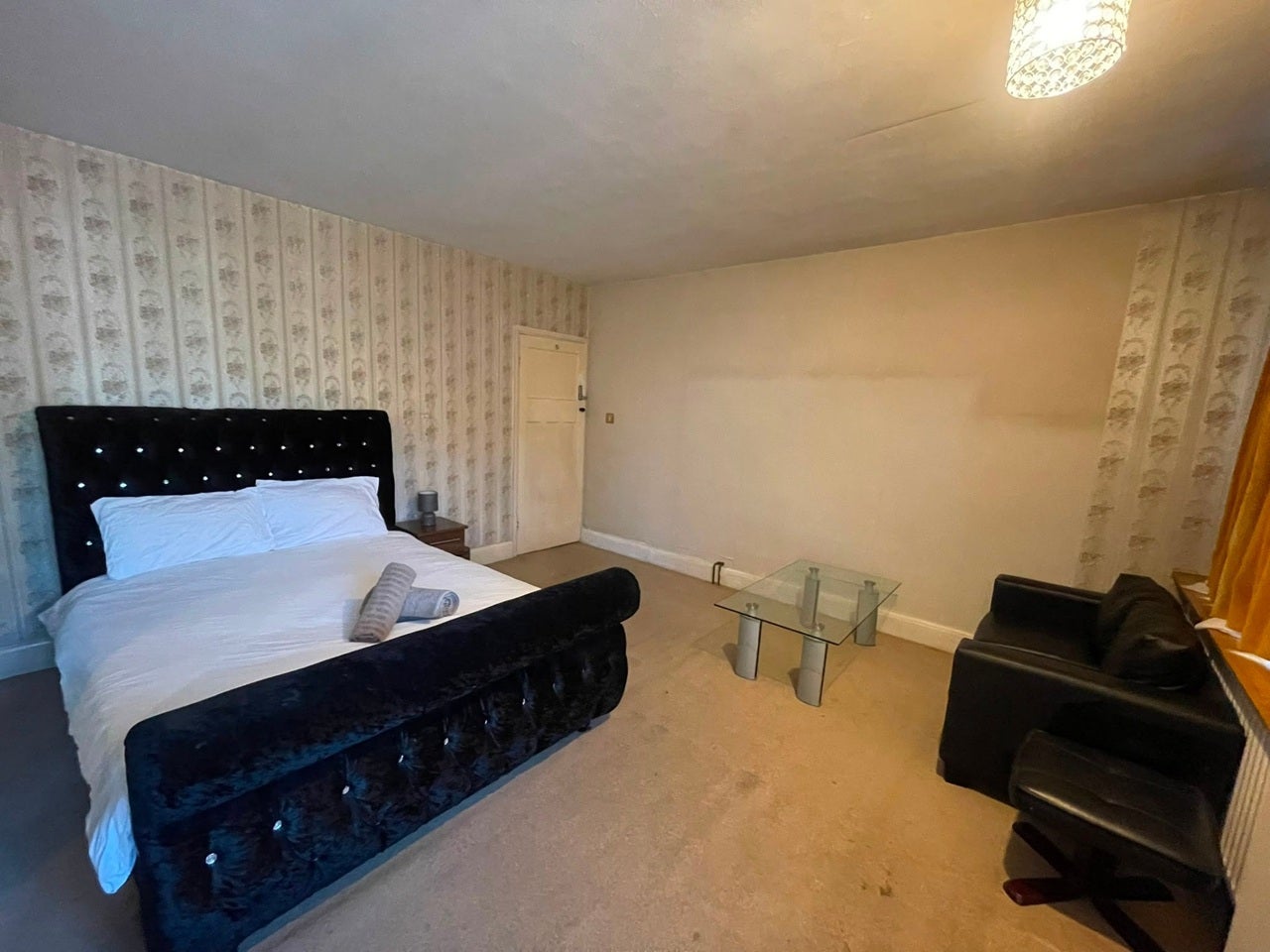 Room London Road in Greater London