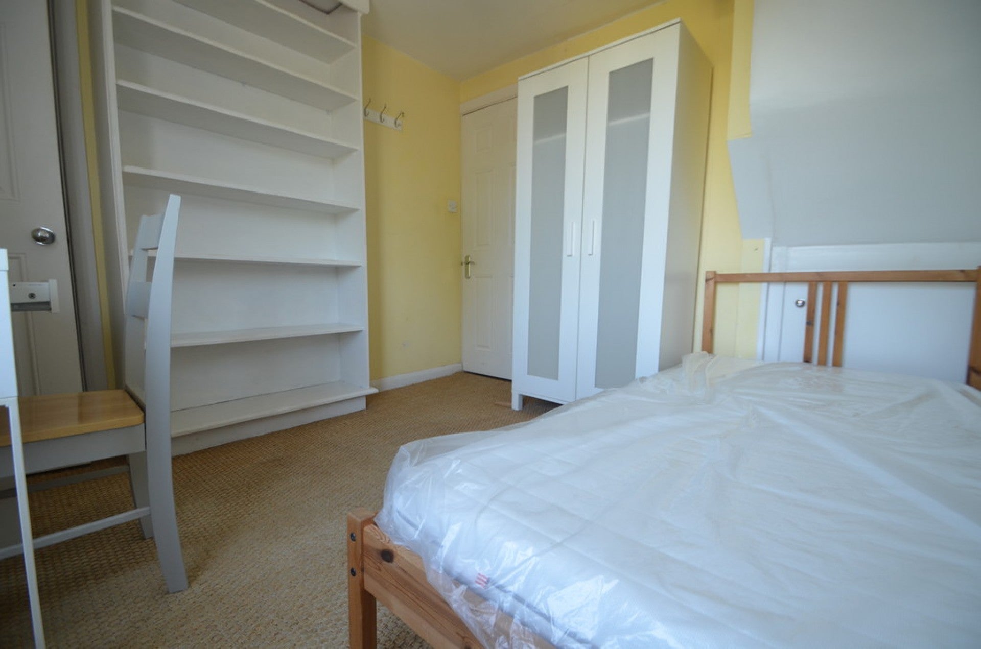 Room Clarence Street in Borough of Runnymede