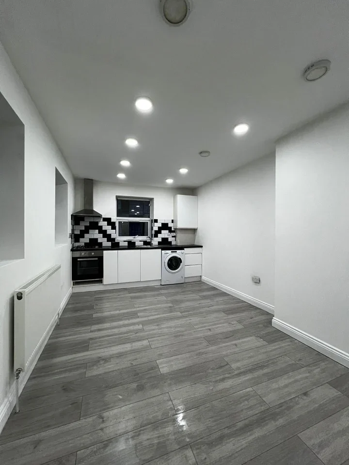 Flat Cheam Road in Greater London