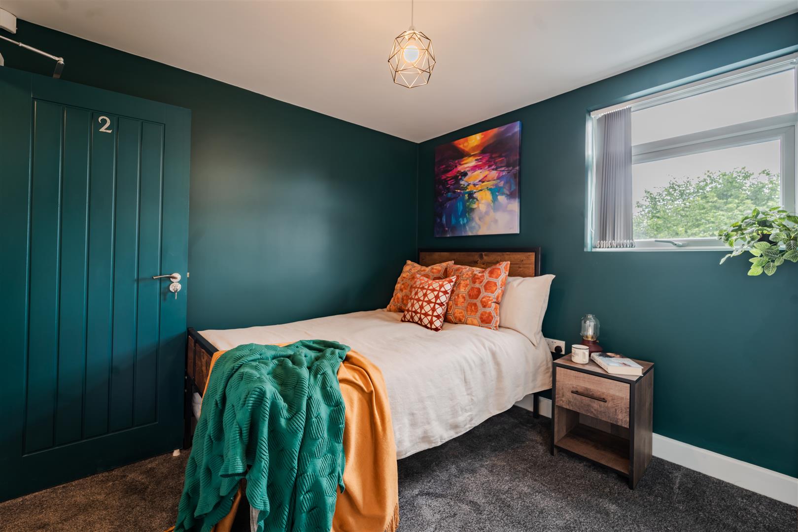 Room Charterhouse Road in Coventry