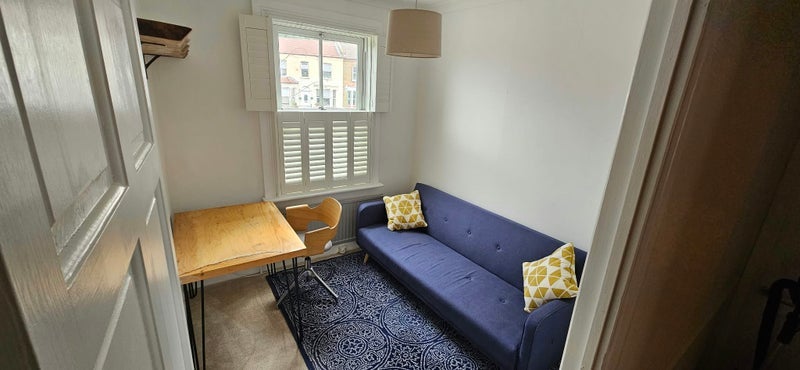 Room Lakedale Road in Greater London