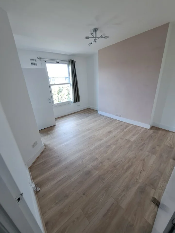 Flat Coningham Road in Greater London