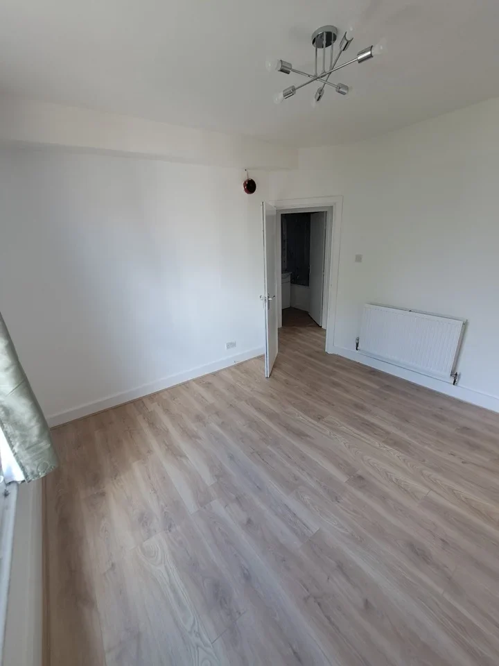 Flat Coningham Road in Greater London