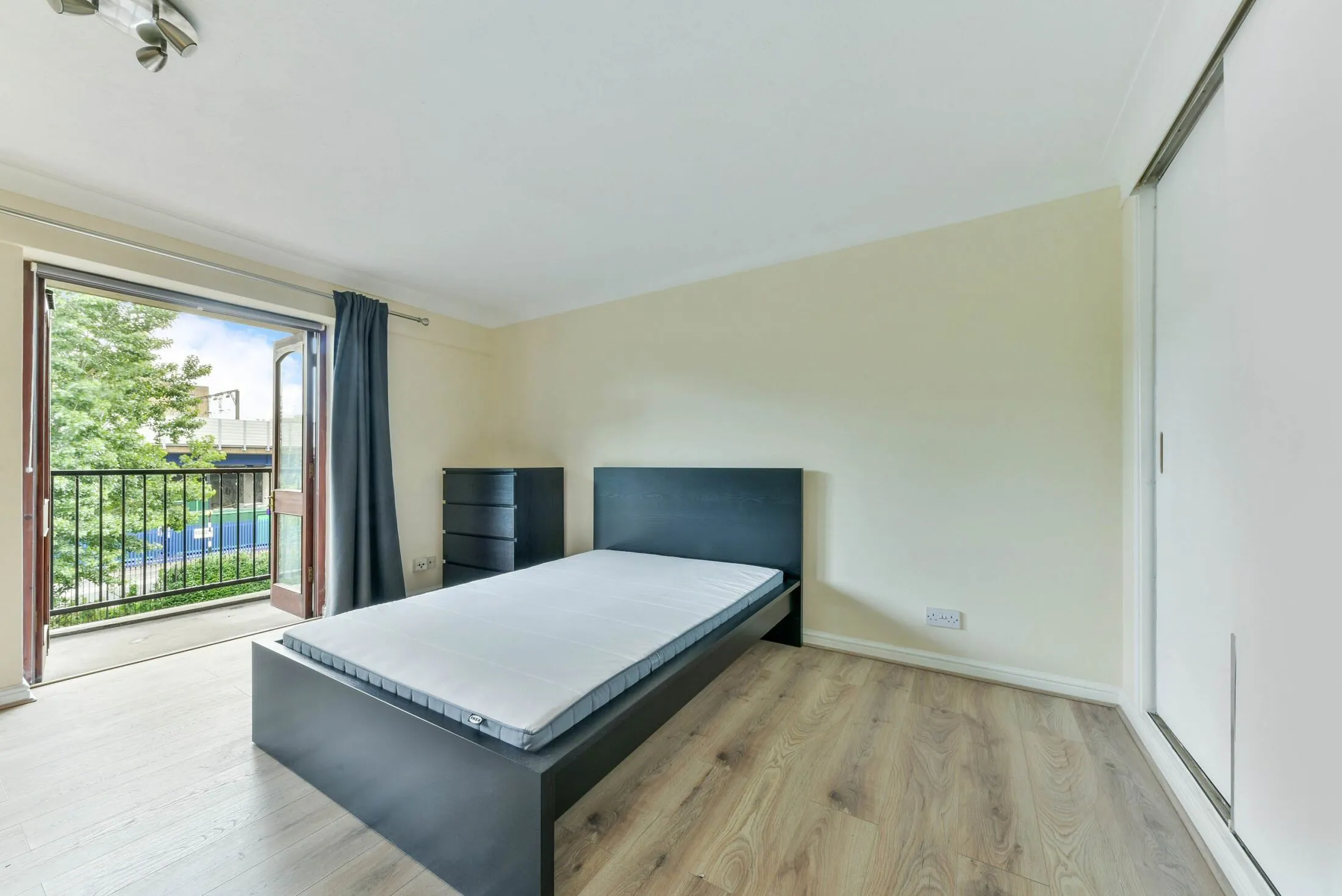 Flat Graces Alley in Greater London