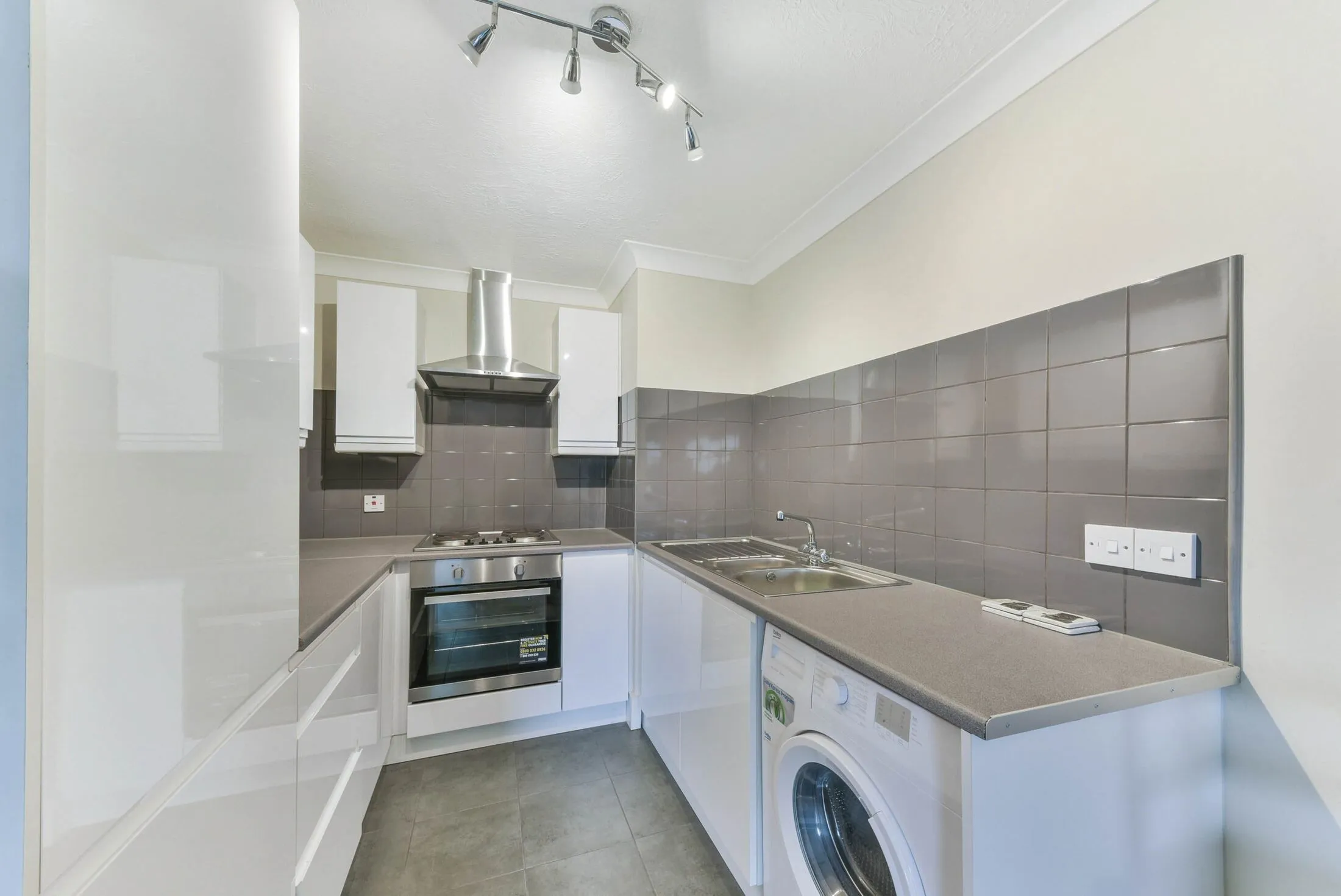Flat Graces Alley in Greater London