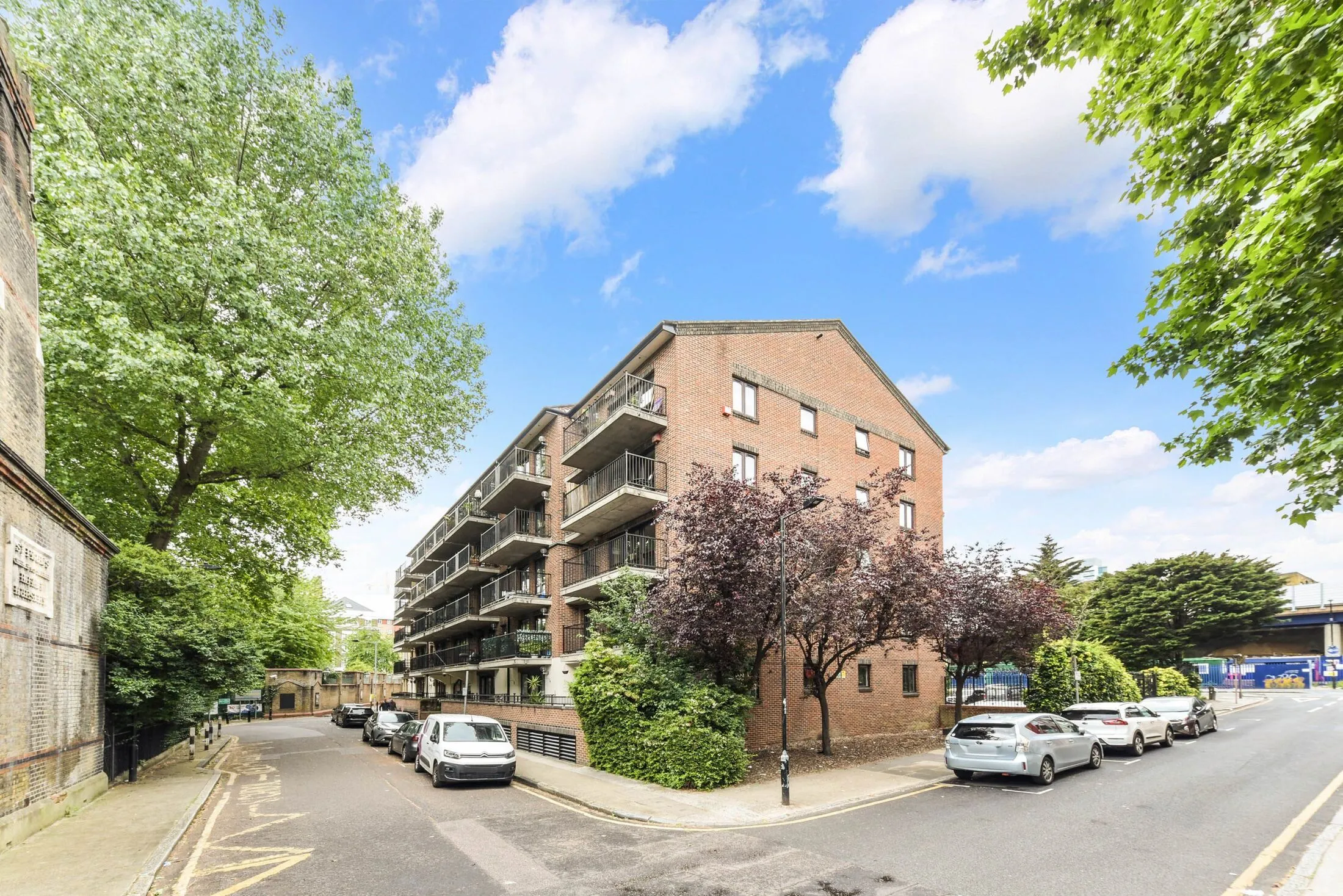Flat Graces Alley in Greater London