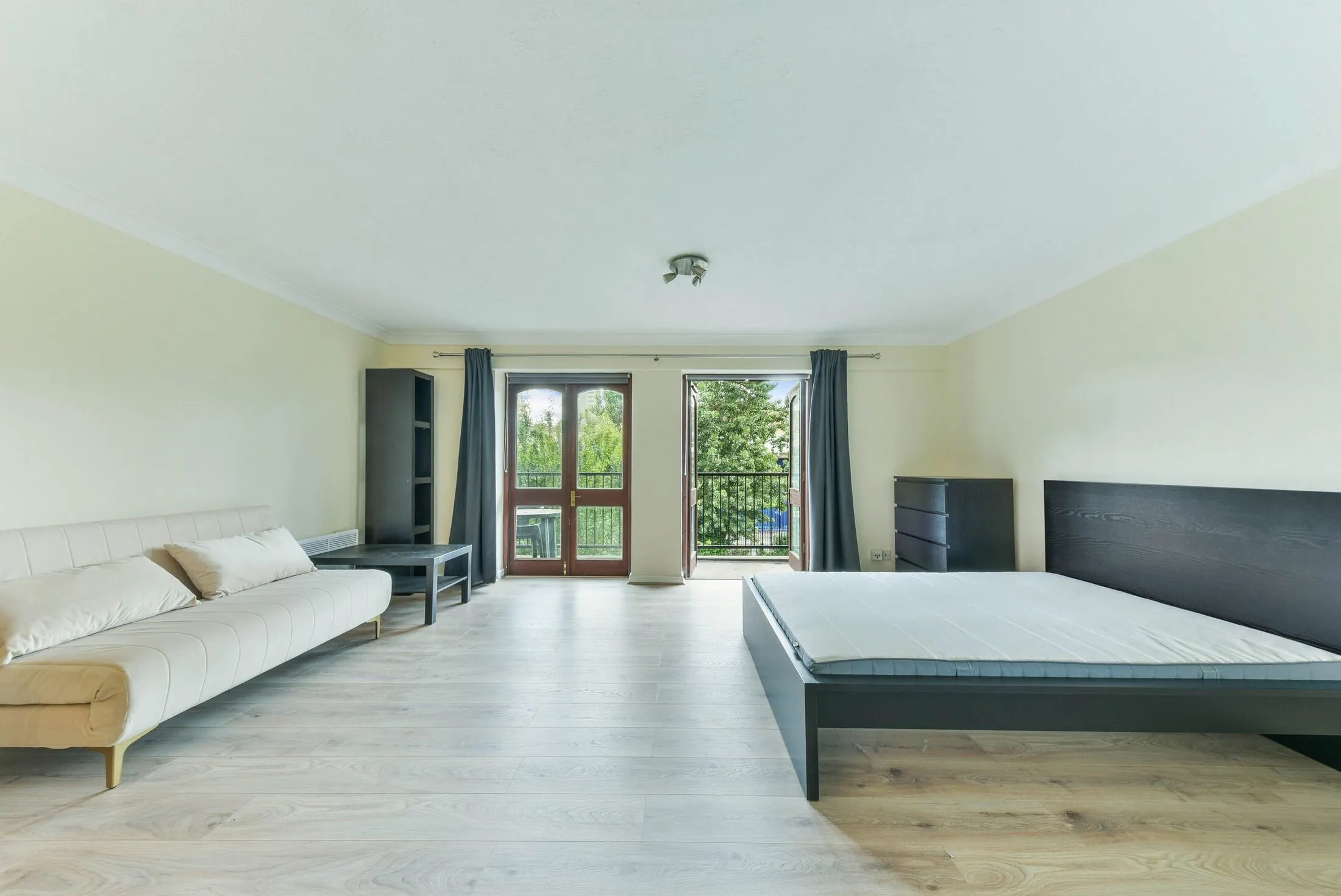 Flat Graces Alley in Greater London
