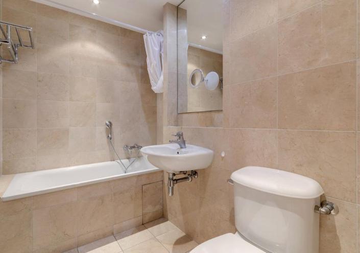 Flat Westferry Circus in Greater London