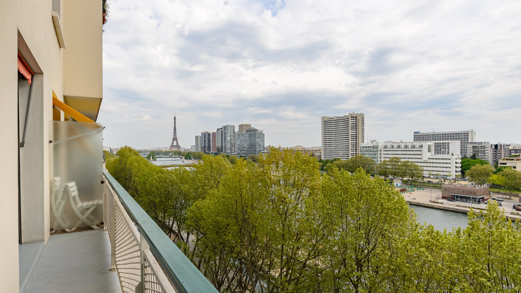 Flat Quai Louis Blériot in Paris