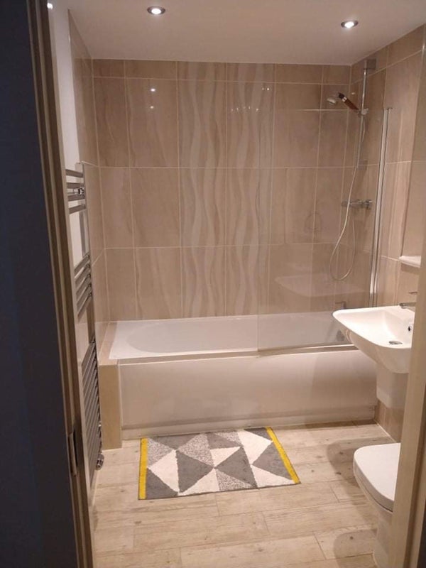 Room Woodfield Road in Trafford