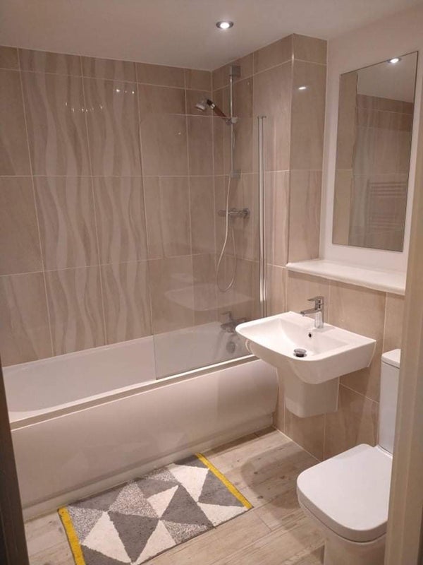 Room Woodfield Road in Trafford