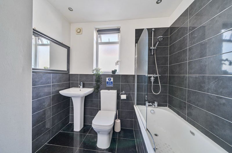 Room Elmshott Lane in Slough