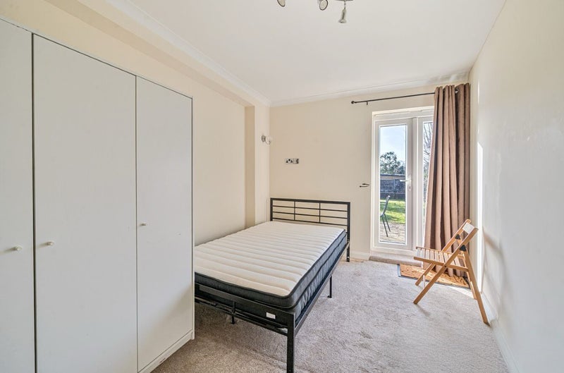 Room Elmshott Lane in Slough