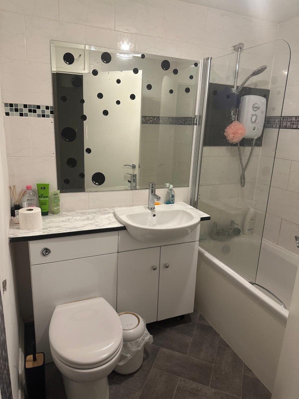 Room Westwood Road in East Kilbride