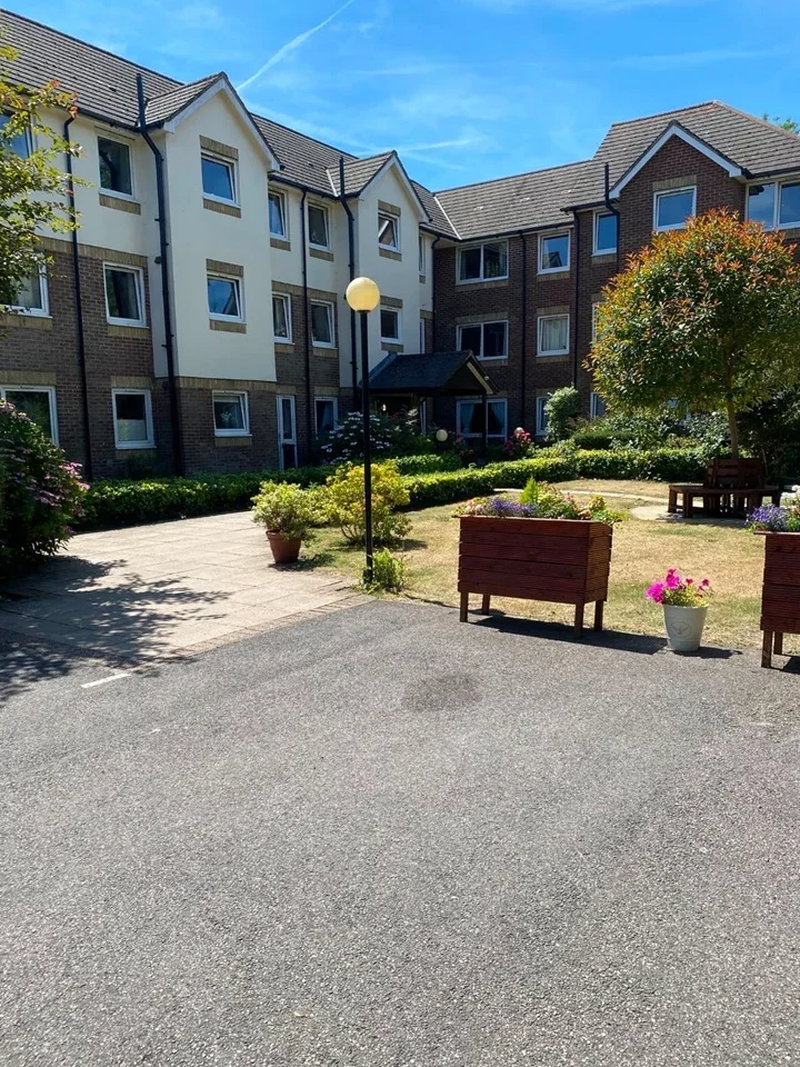 Flat St Albans Road in Greater London