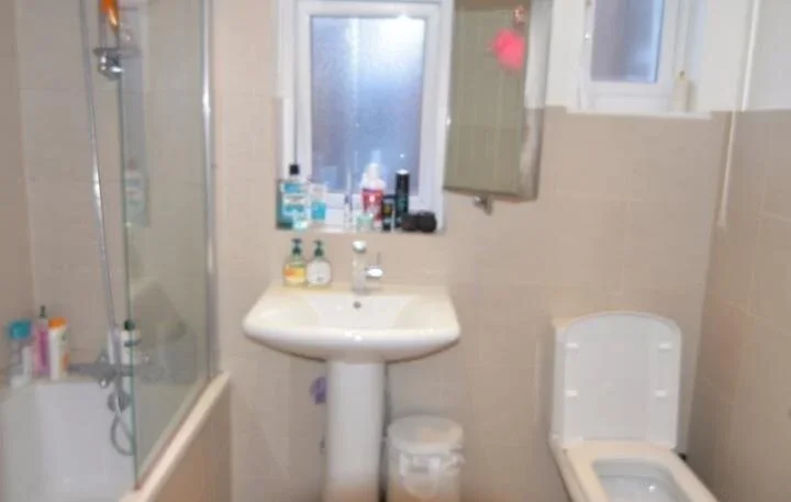 Room Melrose Avenue in Greater London