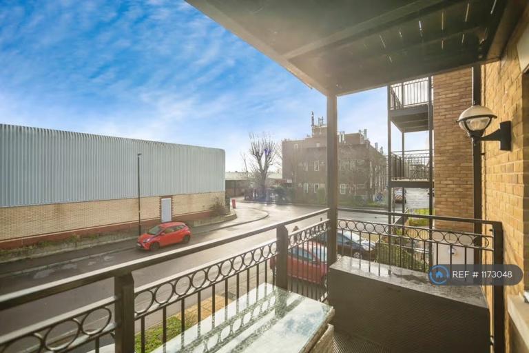 Flat Richmer Road in Greater London