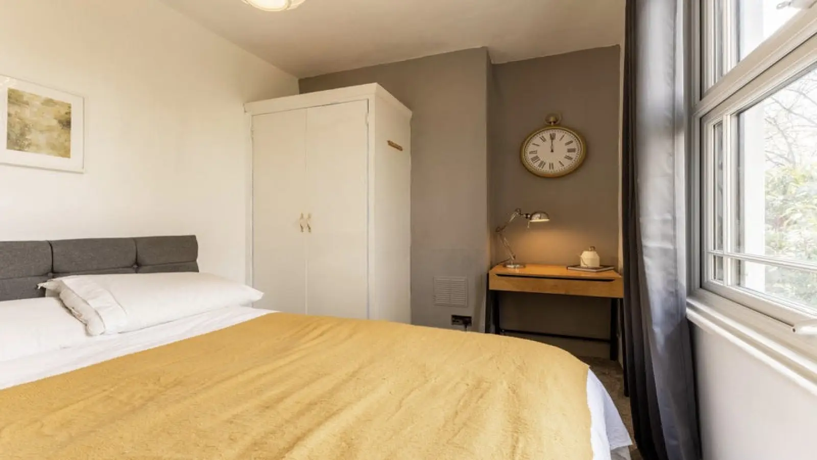 Flat Hardwicke Road in Greater London