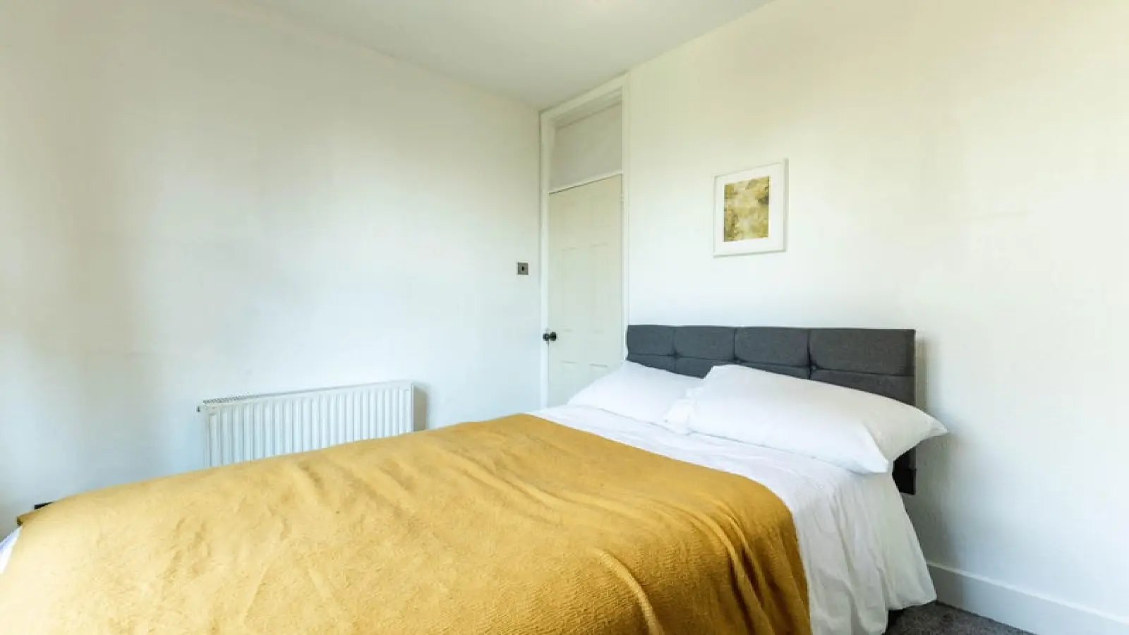Flat Hardwicke Road in Greater London