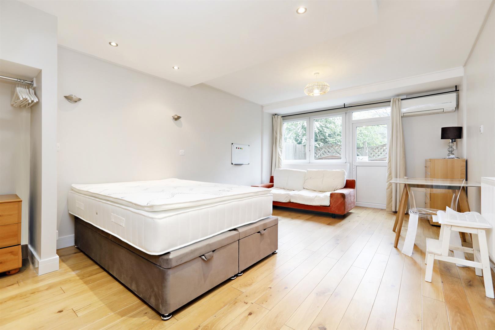 Flat Sanctuary Street in Greater London