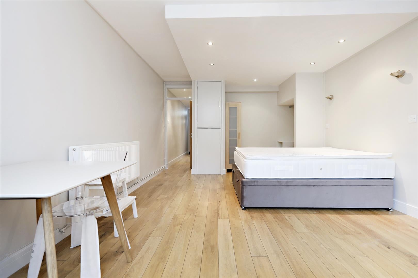 Flat Sanctuary Street in Greater London