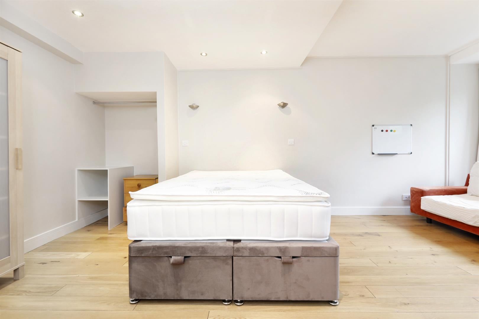 Flat Sanctuary Street in Greater London
