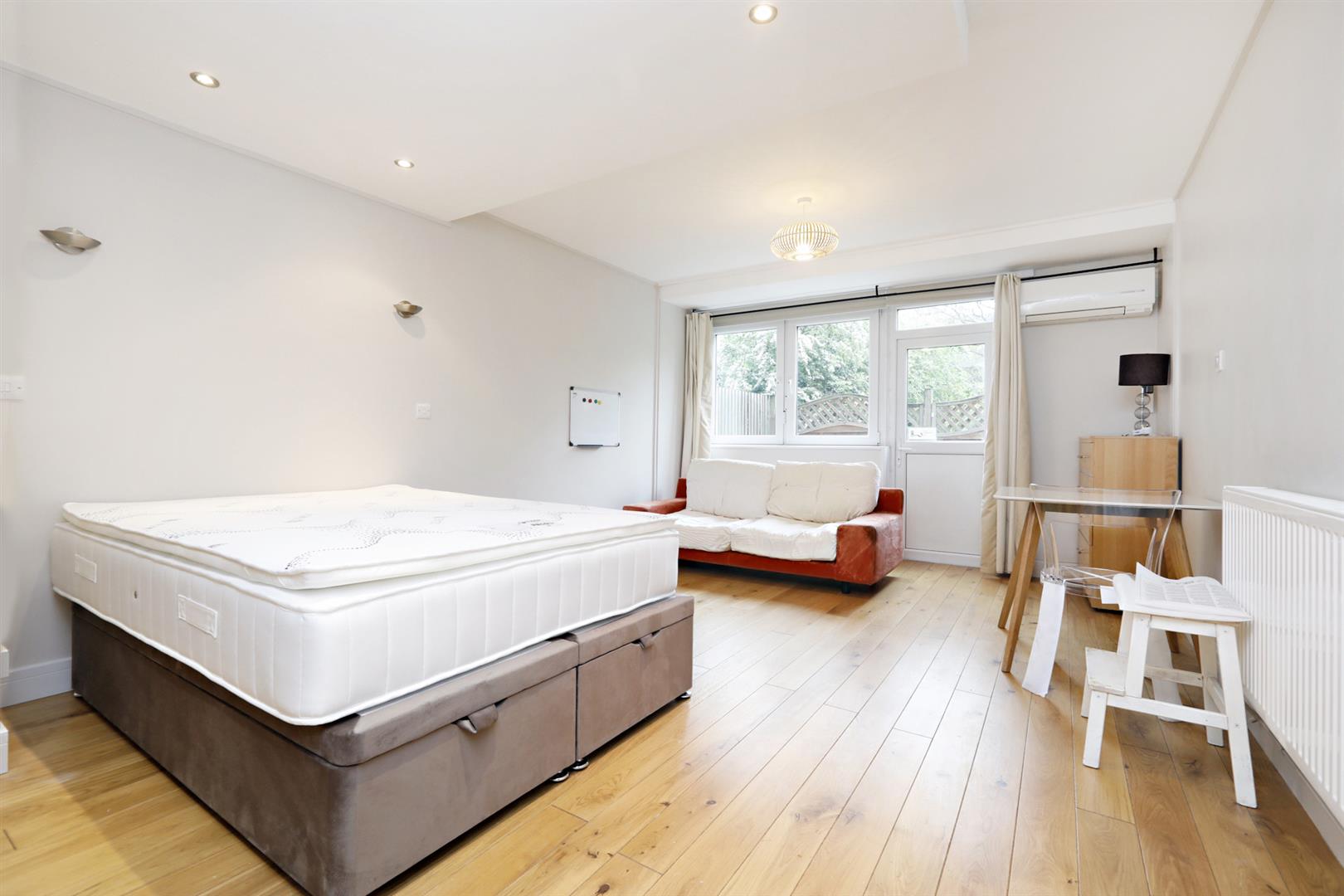 Flat Sanctuary Street in Greater London