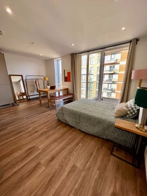 Room Plumstead Road in Greater London