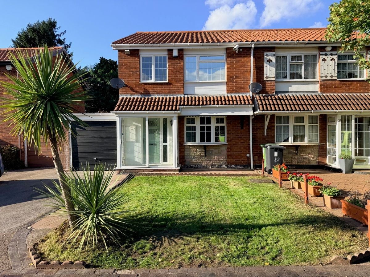 House Treynham Close in Wolverhampton