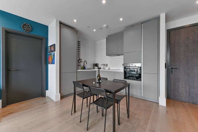 Room High Street in Greater London