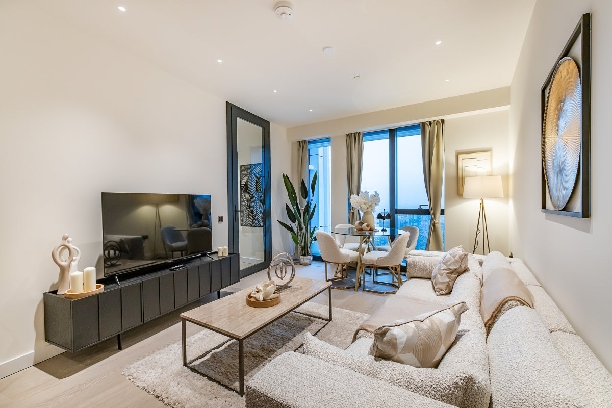 Flat Nine Elms Lane in Greater London