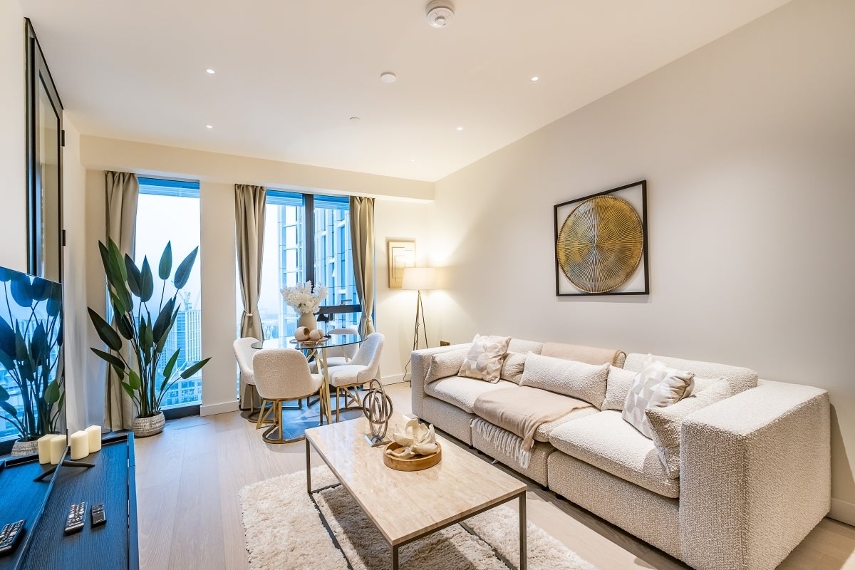 Flat Nine Elms Lane in Greater London