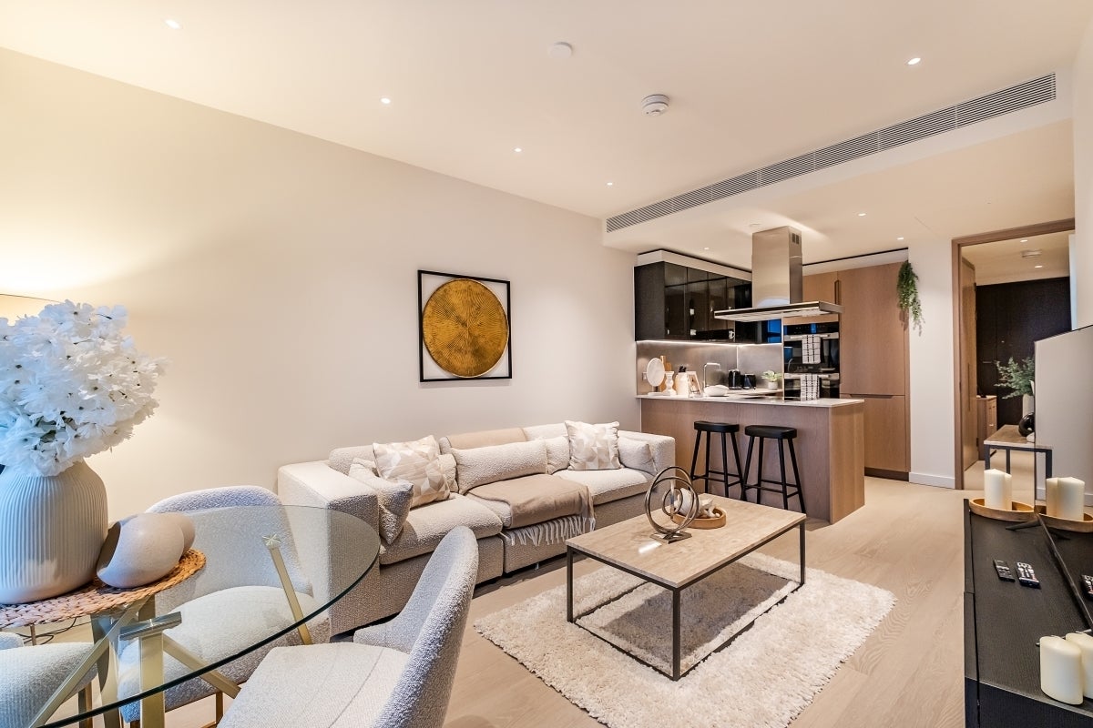 Flat Nine Elms Lane in Greater London
