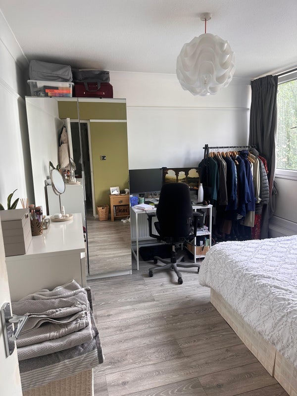 Room Thomas Baines Road in Greater London