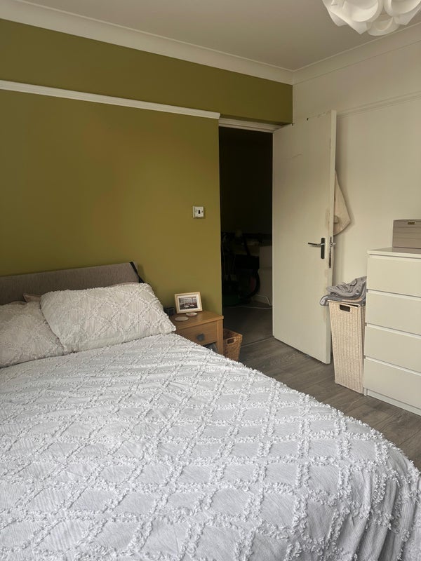 Room Thomas Baines Road in Greater London