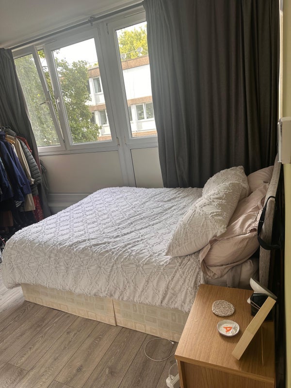 Room Thomas Baines Road in Greater London
