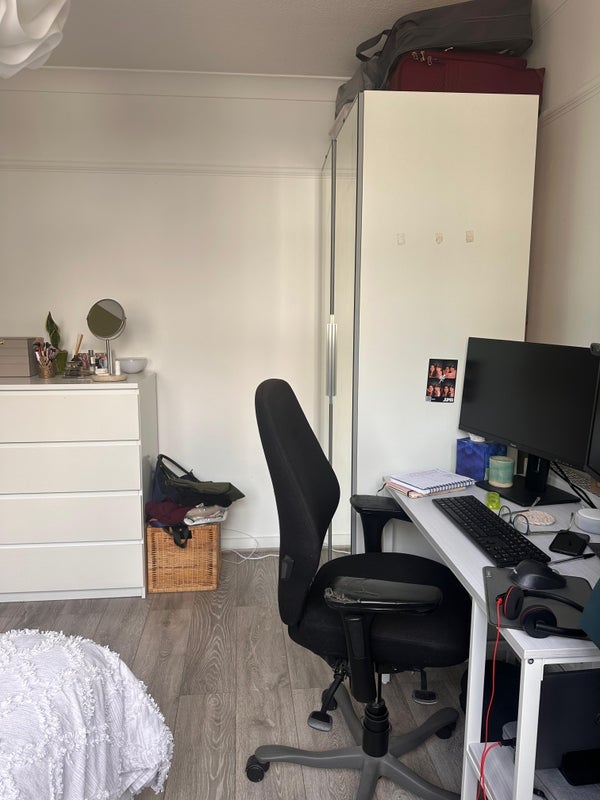 Room Thomas Baines Road in Greater London