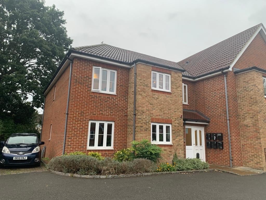Flat Holmefield Place in Borough of Runnymede