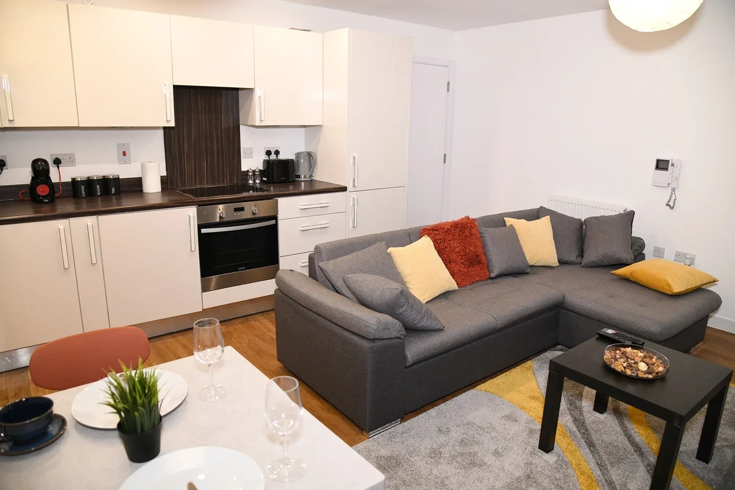 Flat Maiden Lane in Greater London