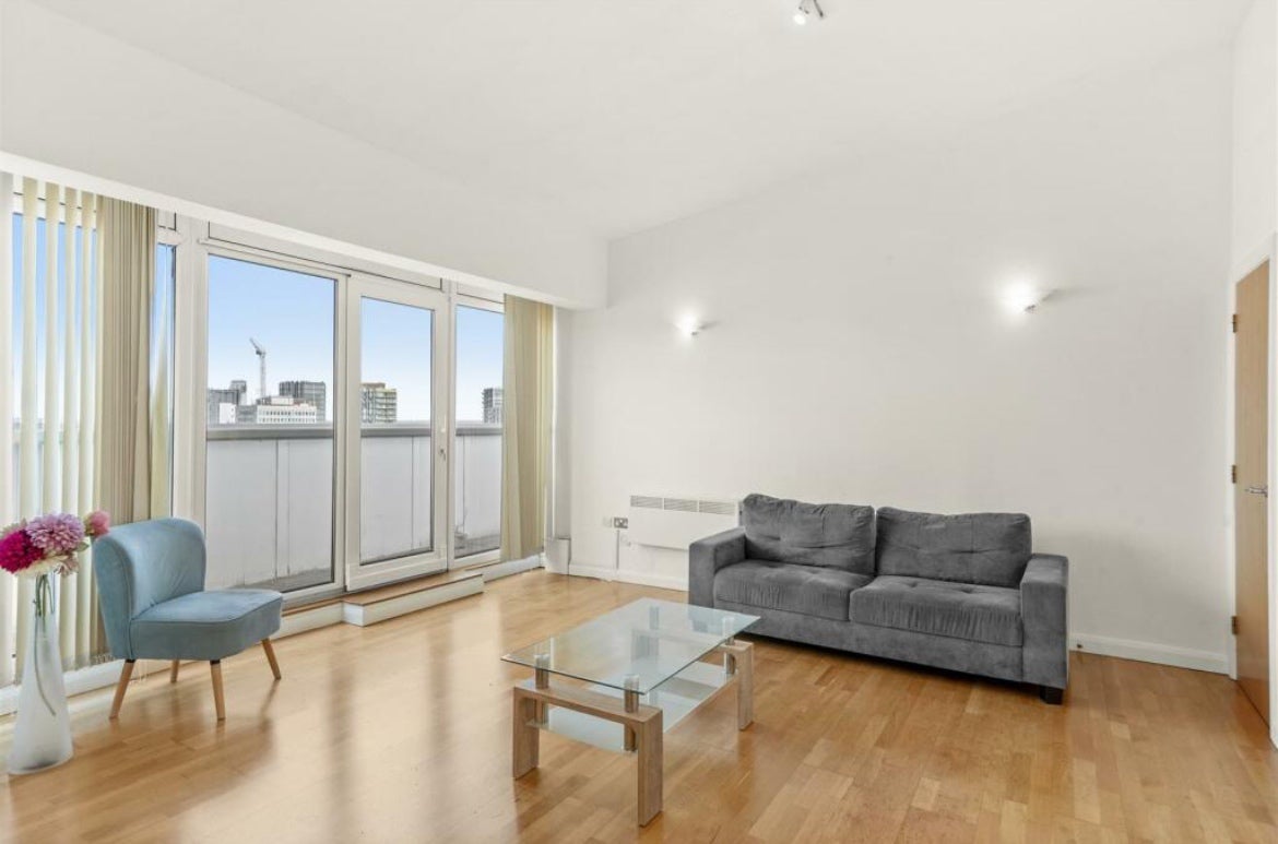Flat Thomas Street in Greater London