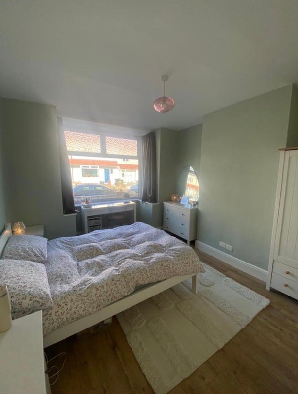 Room Beverley Road in Bristol