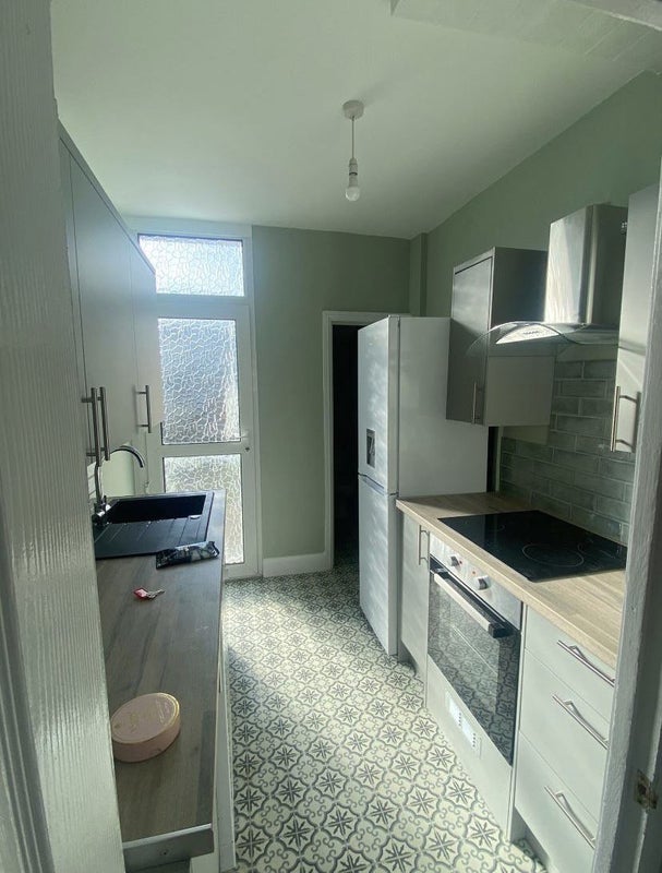 Room Beverley Road in Bristol