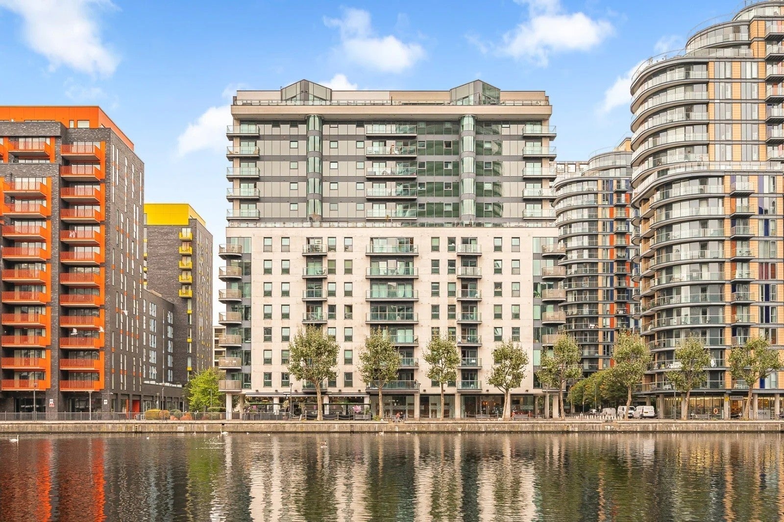 Flat Coral Street in Greater London