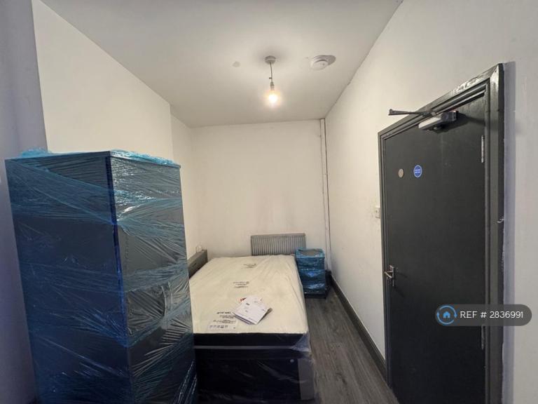 Room Cherrywood Road in Birmingham