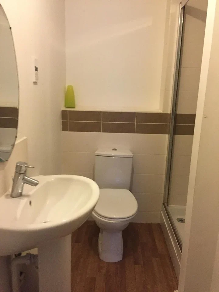 Flat Piper Way in Greater London