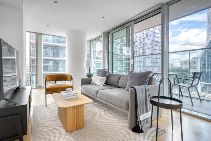 Flat South Quay Square in Greater London