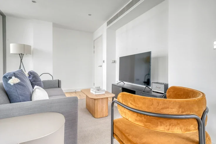 Flat South Quay Square in Greater London