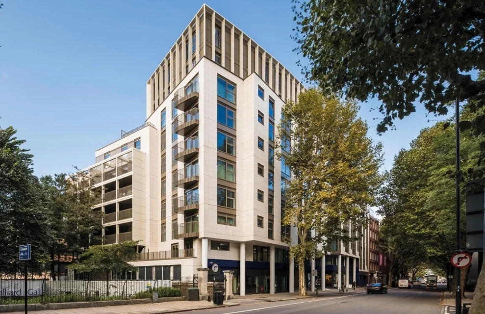 Flat Tower Bridge Road in Greater London