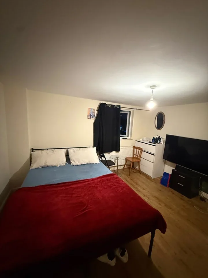 Room Headcorn Road in Greater London