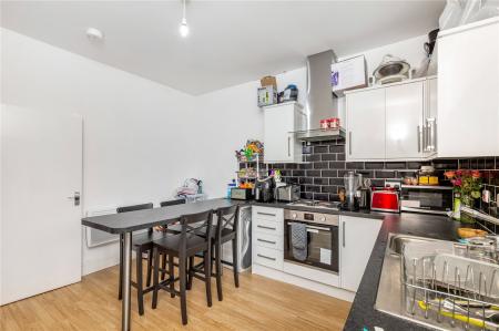 Flat Cambridge Road in Greater London